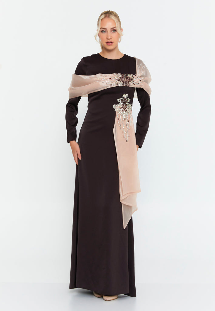 Long-Sleeve Slim-Fit Evening Gown with Draped Shoulder Detail and Floor-Length Hem