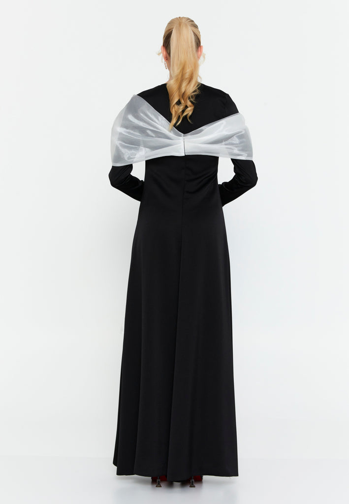 Long-Sleeve Slim-Fit Evening Gown with Draped Shoulder Detail and Floor-Length Hem